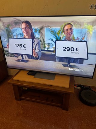 Mueble de madera con vitrina y cajones