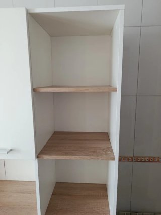 Alacena blanca con estantes de madera