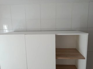 Alacena blanca con estantes de madera