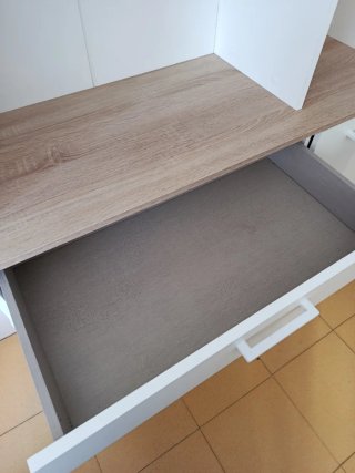 Alacena blanca con estantes de madera