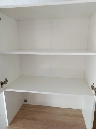 Alacena blanca con estantes de madera