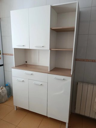 Alacena blanca con estantes de madera