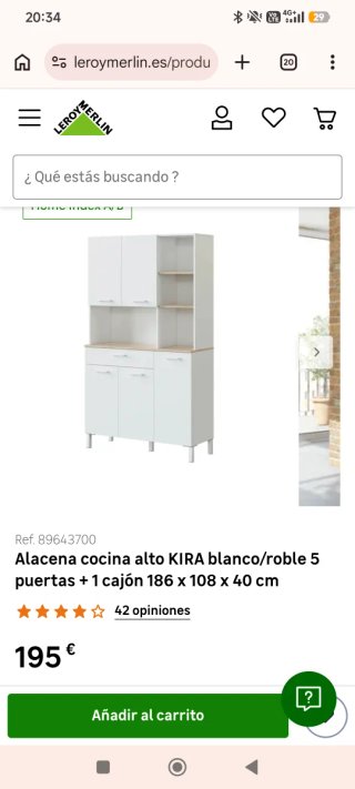 Alacena blanca con estantes de madera