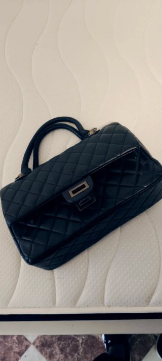 Bolso de mano y mochila de cuero negro