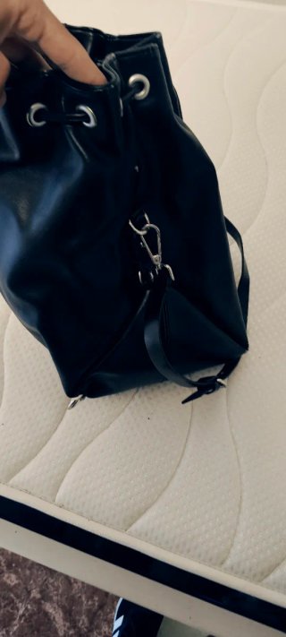 Bolso de mano y mochila de cuero negro