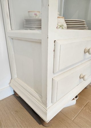 Vitrina de madera y cristal