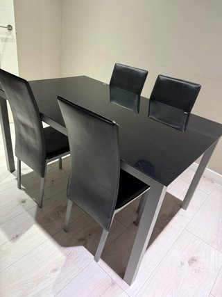 Mesa de comedor negra con 4 sillas