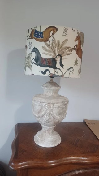 Pantalla de lámpara con caballos