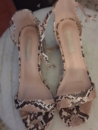 Sandalias tacón serpiente beige y marrón