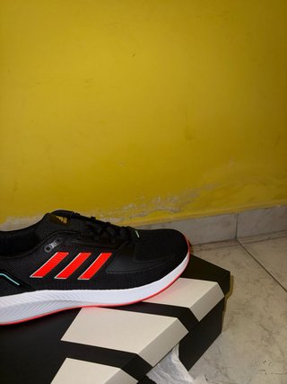 Zapatillas Adidas Negras y Rojas