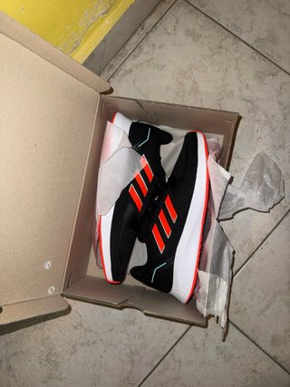 Zapatillas Adidas Negras y Rojas