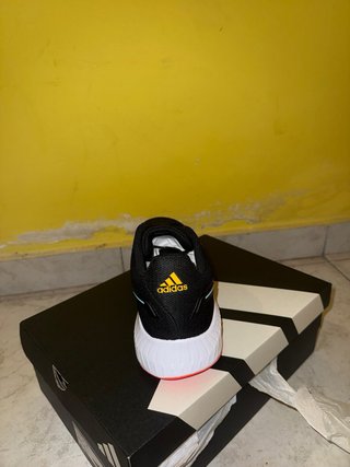 Zapatillas Adidas Negras y Rojas