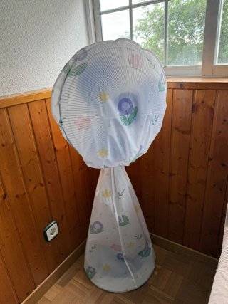 Ventilador de pie Fersay azul y blanco