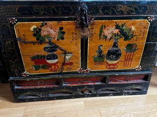 Baúl oriental lacado pintado a mano