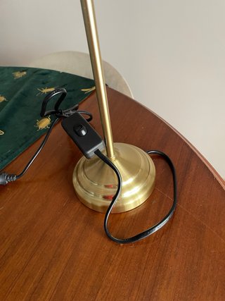 Lamparita de mesa dorada y negra