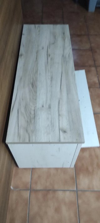 Mesa de comedor de madera y plástico