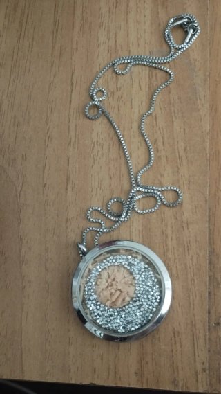 Collana con ciondolo tondo e strass