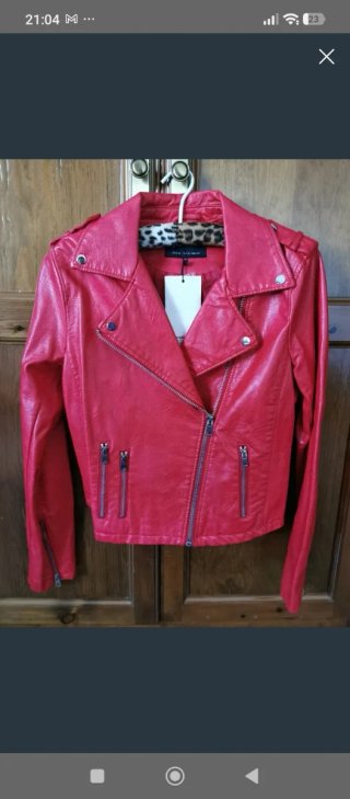 Cazadora roja efecto piel