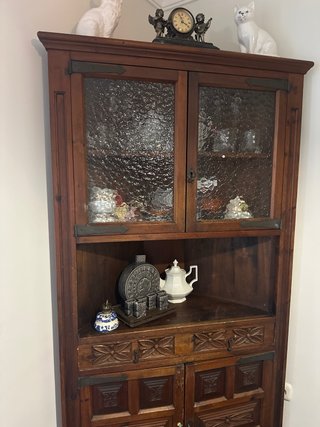 Rinconera antigua de madera y cristal