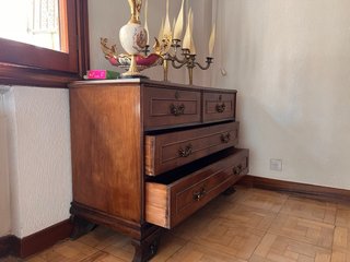 Cómoda antigua de madera con detalles dorados