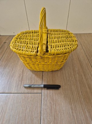 Cesta de mimbre amarilla con asa