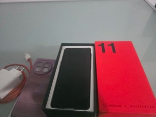 OnePlus 11 5G con detalle en pantalla