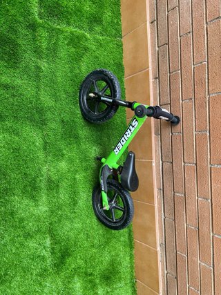 Bicicleta de equilibrio STRIDER verde