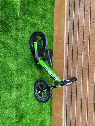 Bicicleta de equilibrio STRIDER verde