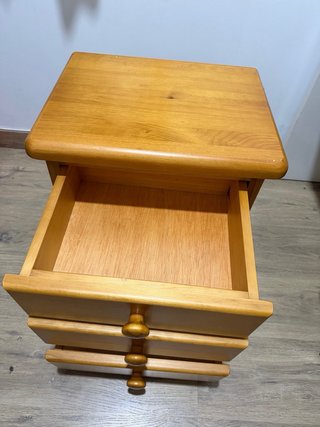 Mesita de noche de madera