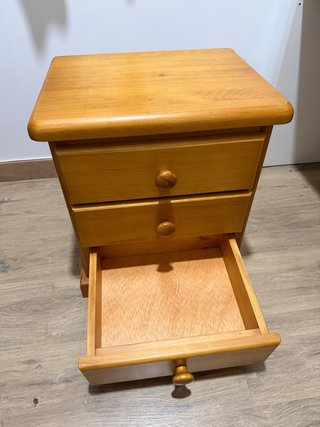Mesita de noche de madera