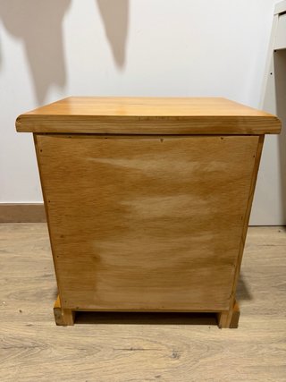 Mesita de noche de madera