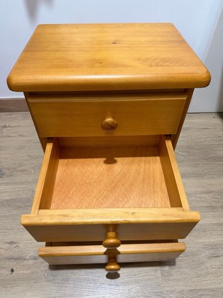 Mesita de noche de madera