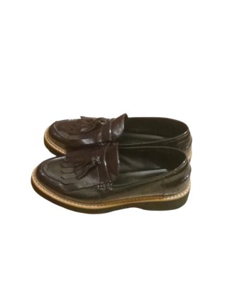 Zapatos de charol con flecos