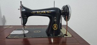 Máquina de coser ALFA antigua con mueble