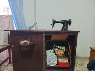 Máquina de coser ALFA antigua con mueble