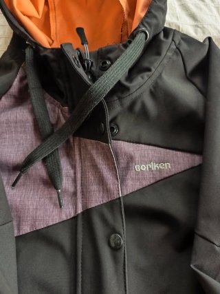 Chaqueta con capucha y forro naranja.