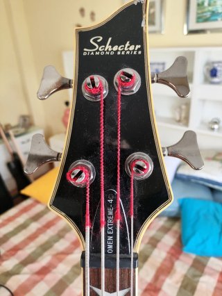 Bajo Schecter Omen 4
