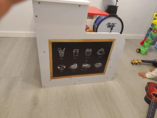 Cocinita de madera con accesorios
