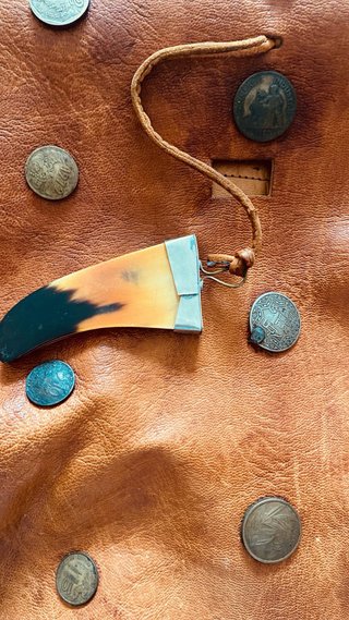 Bolso de piel vintage con adornos