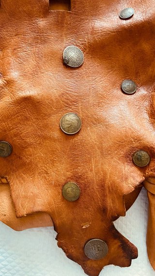 Bolso de piel vintage con adornos