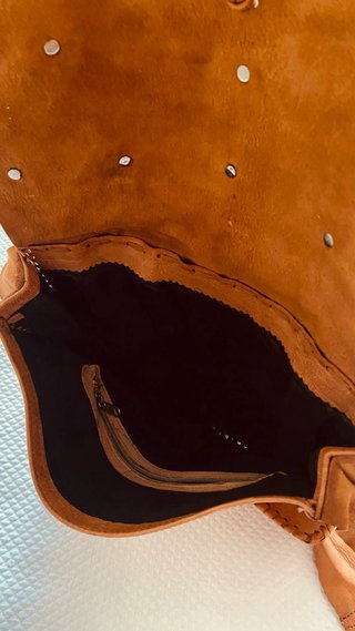 Bolso de piel vintage con adornos