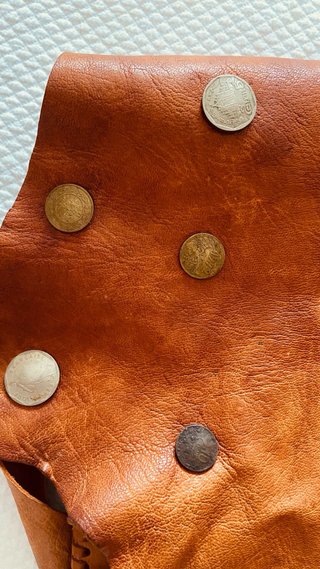 Bolso de piel vintage con adornos