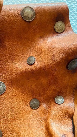 Bolso de piel vintage con adornos