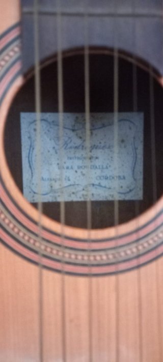 Guitarra clásica para adorno (rota)