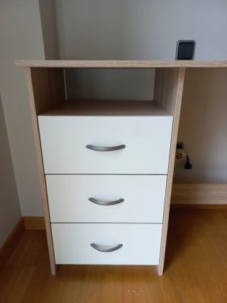 Escritorio de madera y blanco con cajones