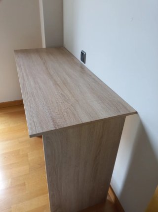 Escritorio de madera y blanco con cajones