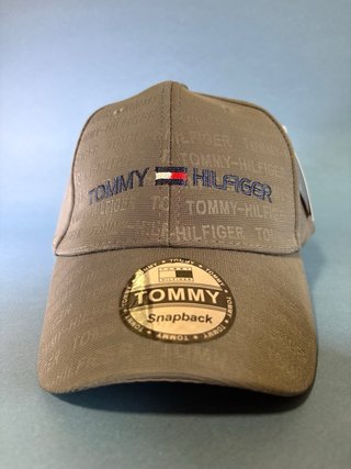 Gorra con logo bordado