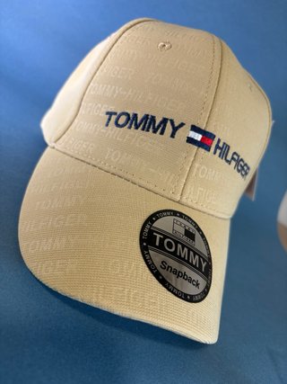 Gorra con logo bordado
