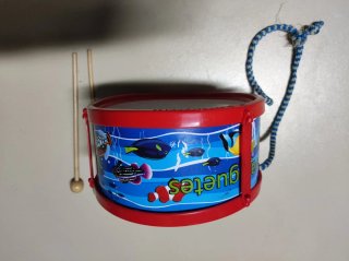 Tambor de juguete con baquetas