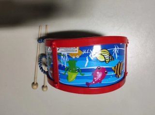 Tambor de juguete con baquetas